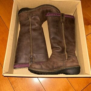 BRAND NEW IN ORIGINAL BOX UGG
SWELL TALL Style #5139 BRU dark brown